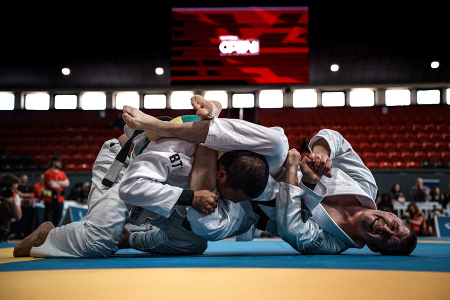 Combat de jiu-jitsu brésilien en gi